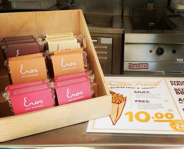 Expositor com eros brownies e cardápio da FrittenFreud